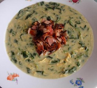 Jíšková špenátová polévka se slaninou a vejcem