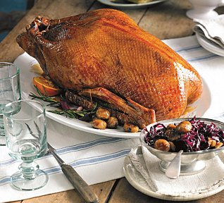 Pečená husa s kaštanovou nádivkou a červeným zelím