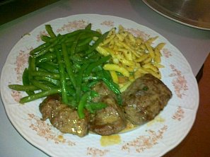 Hovězí ministeaky s restovanými špeclemi a fazolkami