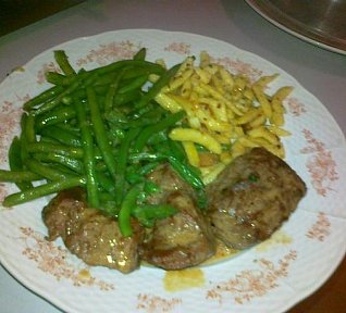 Hovězí ministeaky s restovanými špeclemi a fazolkami