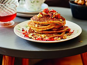 Batátové lívance se slaninou, javorovým sirupem a ořechy