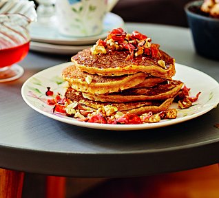 Batátové lívance se slaninou, javorovým sirupem a ořechy