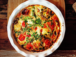 Houbová frittata s rajčaty