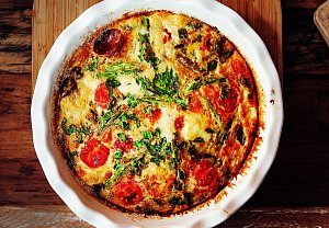 Houbová frittata s rajčaty