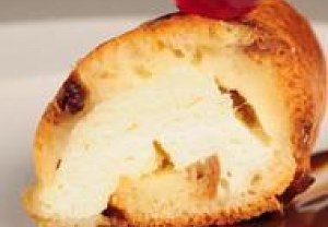 Žemlovka s tvarohem, čokoládovo kávová omáčka, marinovaná višeň Žemlovka s tvarohem, čokoládovo kávová omáčka, marinovaná višeň