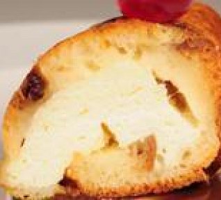 Žemlovka s tvarohem, čokoládovo kávová omáčka, marinovaná višeň