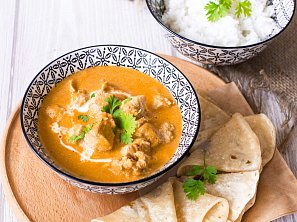 Butter chicken (máslové kuře) s flat roti (indickým chlebem) Butter chicken (máslové kuře) s flat roti (indickým chlebem)