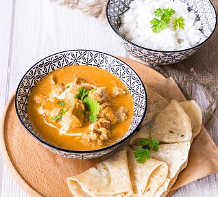 Butter chicken (máslové kuře) s flat roti (indickým chlebem)