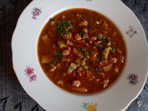 Gulášová polévka s vinnou klobásou