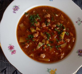 Gulášová polévka s vinnou klobásou