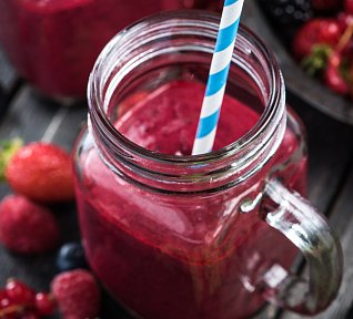 Malinovo-ostružinové smoothie s datlemi