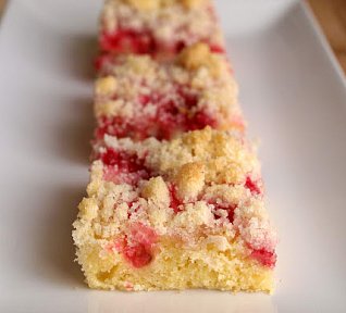 Rybízový koláč s drobenkou