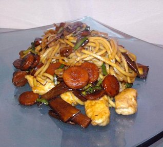 Čína s kuřecím masem ve WOKU