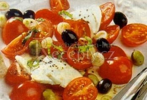 Rajčatový salát s mozzarellou a olivami photo-0