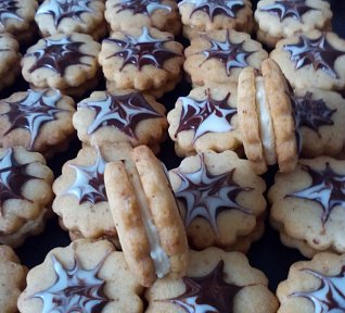 Ořechové kytičky s máslovým krémem