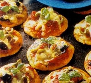 Minipizzy s olivami a salámem