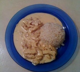 Kuřecí nudličky na smetaně se slaninou