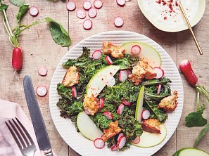 Salát s jablky a kadeřávkem