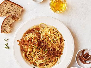 Citronové špagety s křupavou posýpkou