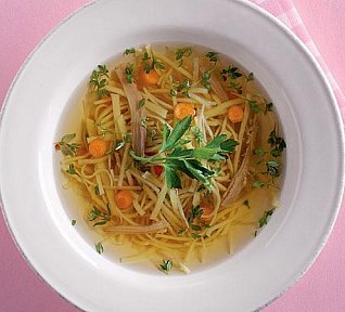 Jarní vývar s nudlemi a zeleninou