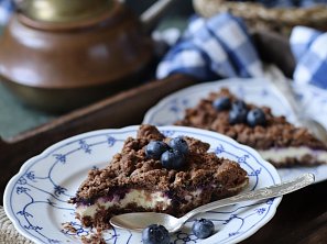 Strouhaný koláč s tvarohem a borůvkami