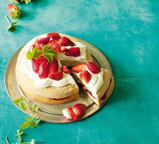 Piškotový koláč s jahodami