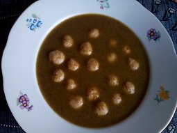 Kapustová polévka s drožďovými knedlíčky