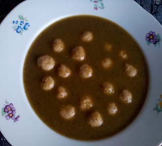 Kapustová polévka s drožďovými knedlíčky