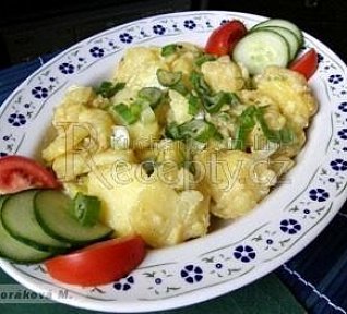 Teplý bramborový salát