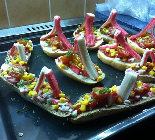 Zapečené pečivo s krabími tyčinkami + co dům dal