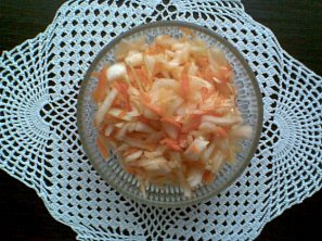 Zelný salát s jablkem a mrkví