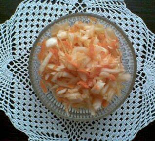 Zelný salát s jablkem a mrkví