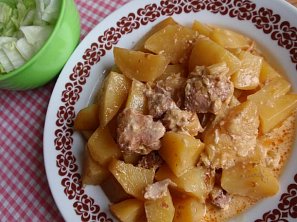 Smetanové maso na paprice s bramborem - pečené Smetanové maso na paprice s bramborem - pečené