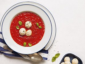 Polévka z pečených paprik s ricottovými knedlíčky