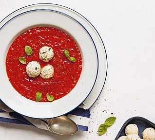 Polévka z pečených paprik s ricottovými knedlíčky