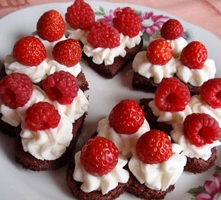 Jednoduché piškotové pohoštění s ovocem - rychle a chutně