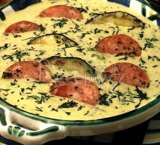 Cuketová polévka se salámem