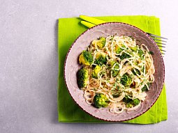 Brokolicové špagety s ořechy