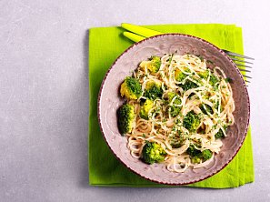 Brokolicové špagety s ořechy