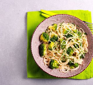 Brokolicové špagety s ořechy