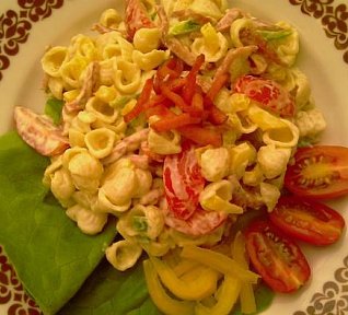 Těstovinovo-zeleninový salát s osmaženou uzeninou