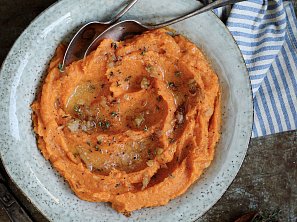 Batátové pyré s orestovanou cibulkou