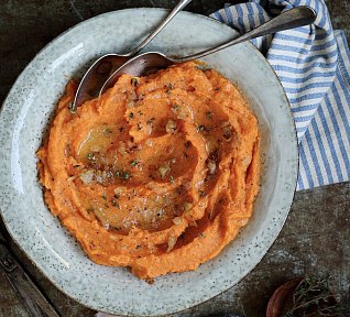 Batátové pyré s orestovanou cibulkou