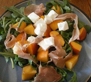 Nektarinkový salát s mozzarelou