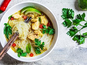 Pikantní kuřecí polévka s rýžovými nudlemi