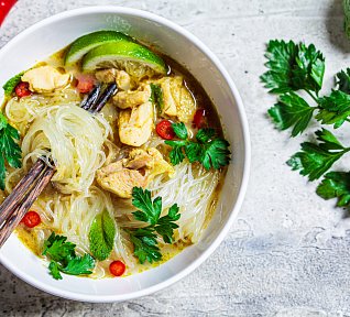 Pikantní kuřecí polévka s rýžovými nudlemi