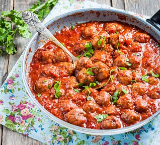 Masové koule zapečené v rajčatech