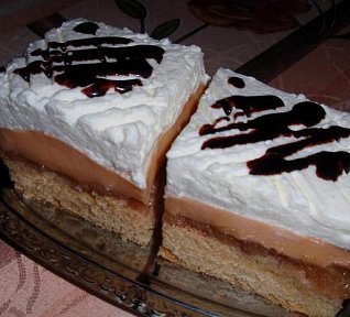 Jablečný řez s pudinkem a šlehačkou