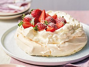 Pavlova se šlehačkou a jahodami Pavlova se šlehačkou a jahodami