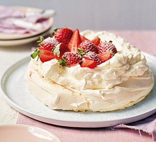 Pavlova se šlehačkou a jahodami